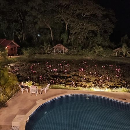 Bua Daeng Homestay Resort Kumphawapi Eksteriør bilde