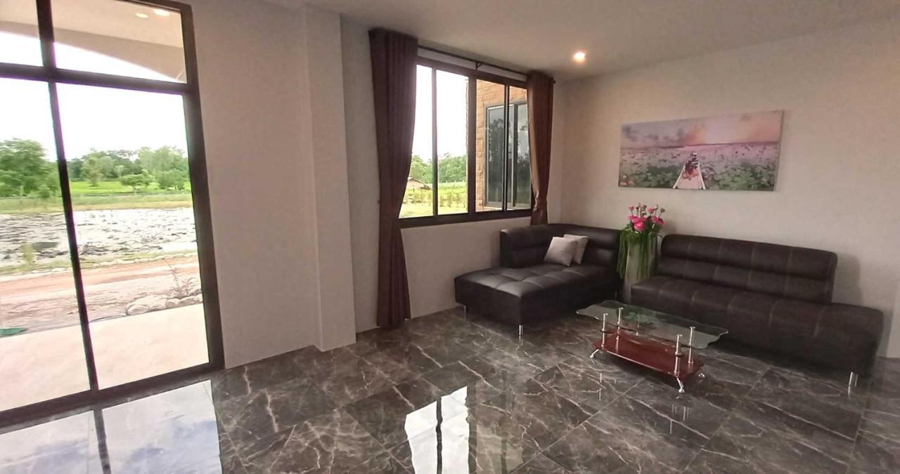 Bua Daeng Homestay Resort Kumphawapi Eksteriør bilde