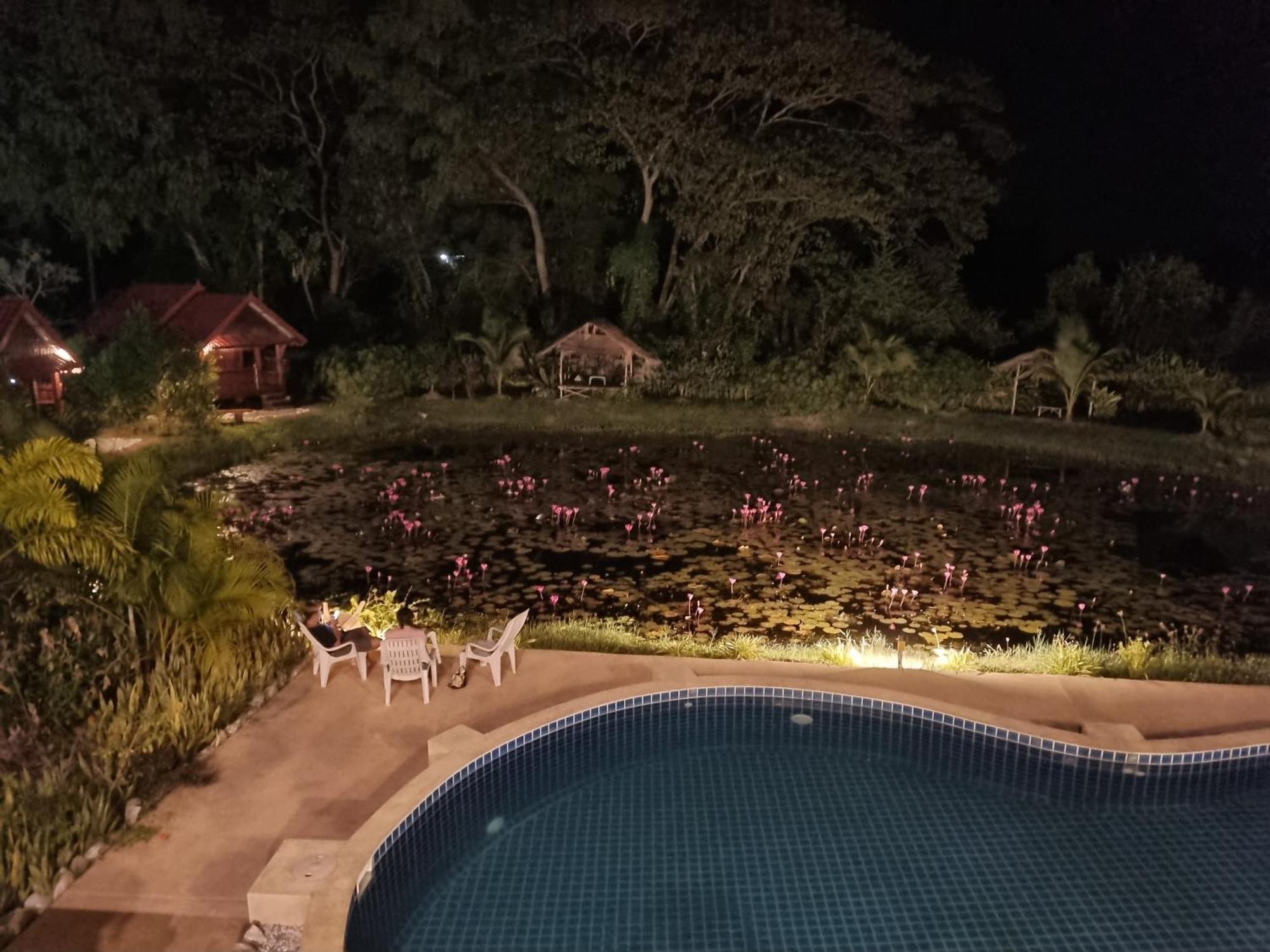 Bua Daeng Homestay Resort Kumphawapi Eksteriør bilde