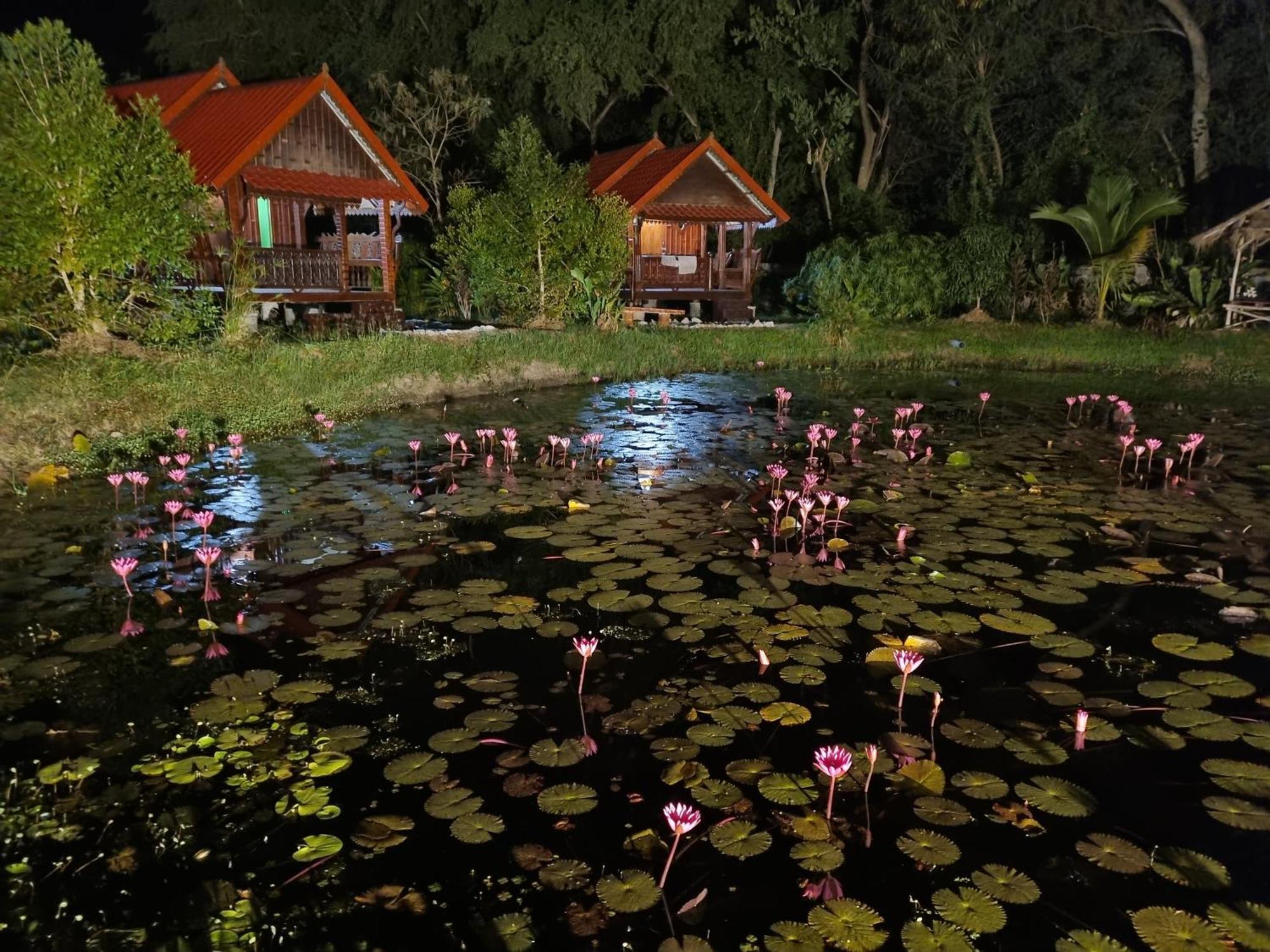 Bua Daeng Homestay Resort Kumphawapi Eksteriør bilde