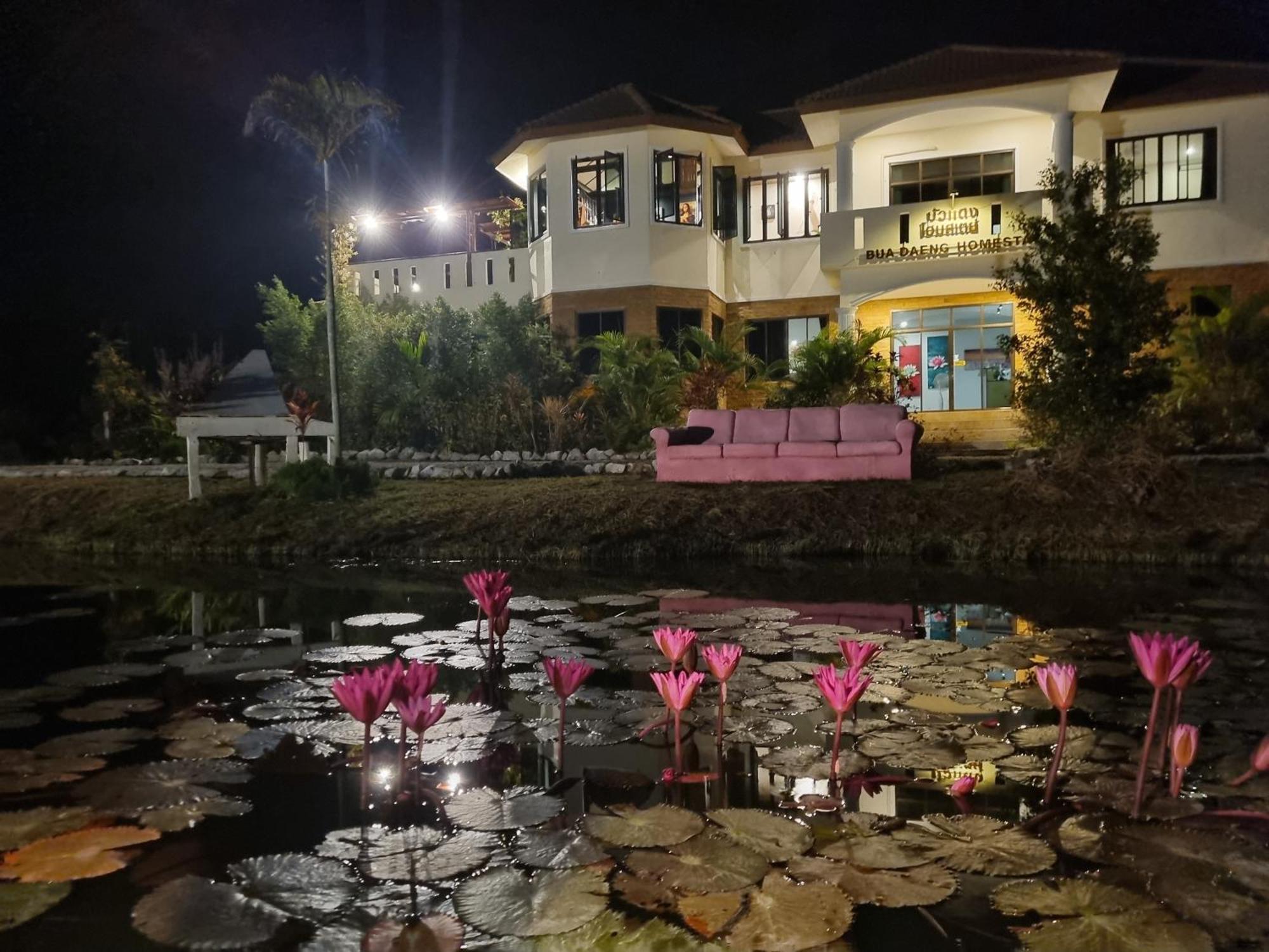 Bua Daeng Homestay Resort Kumphawapi Eksteriør bilde