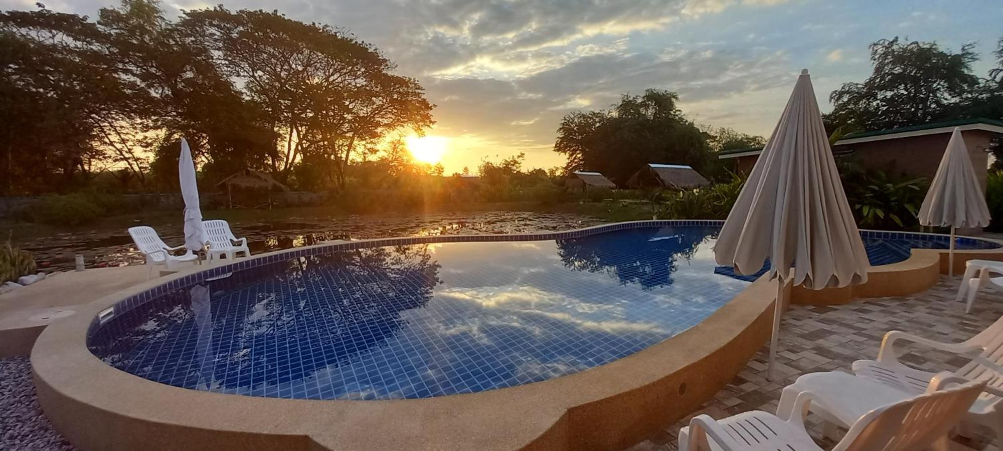 Bua Daeng Homestay Resort Kumphawapi Eksteriør bilde