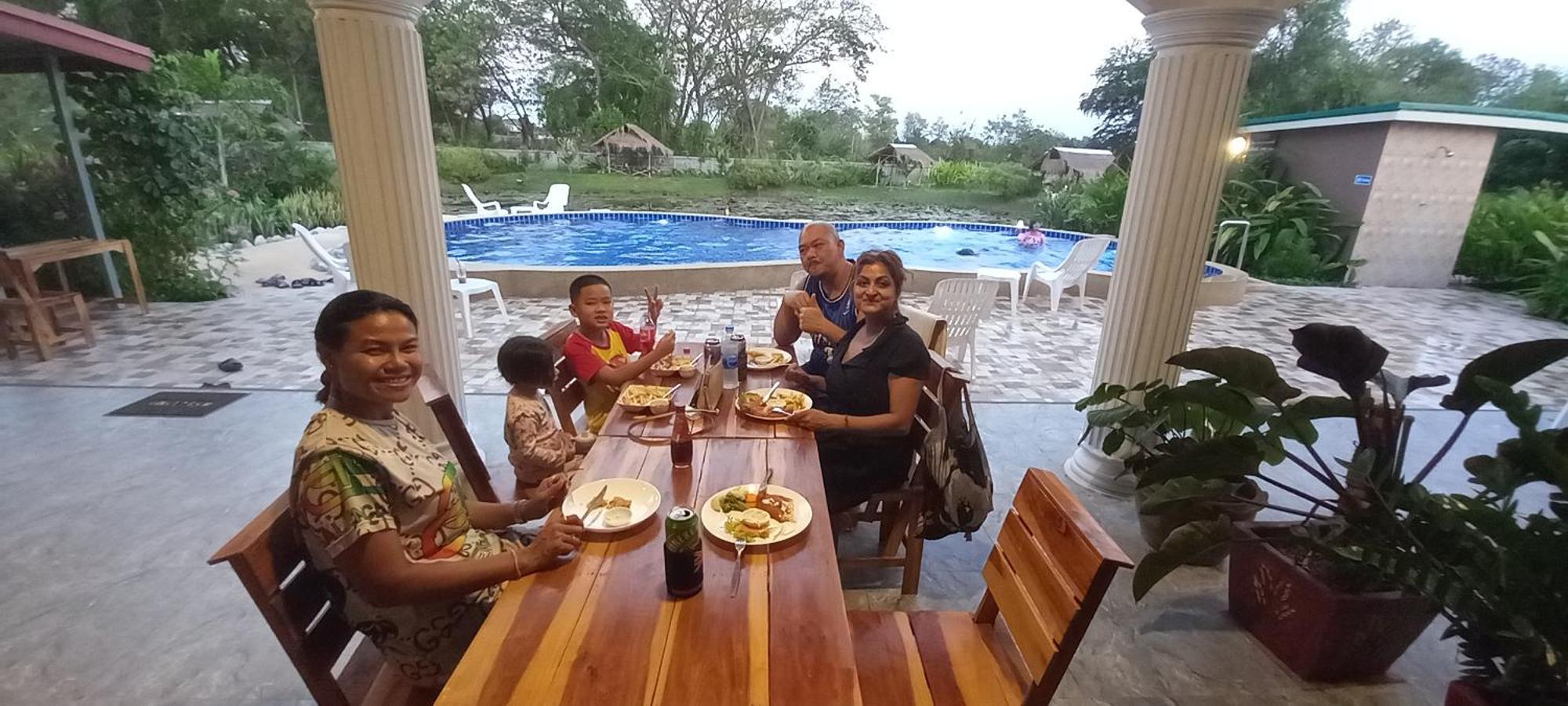 Bua Daeng Homestay Resort Kumphawapi Eksteriør bilde