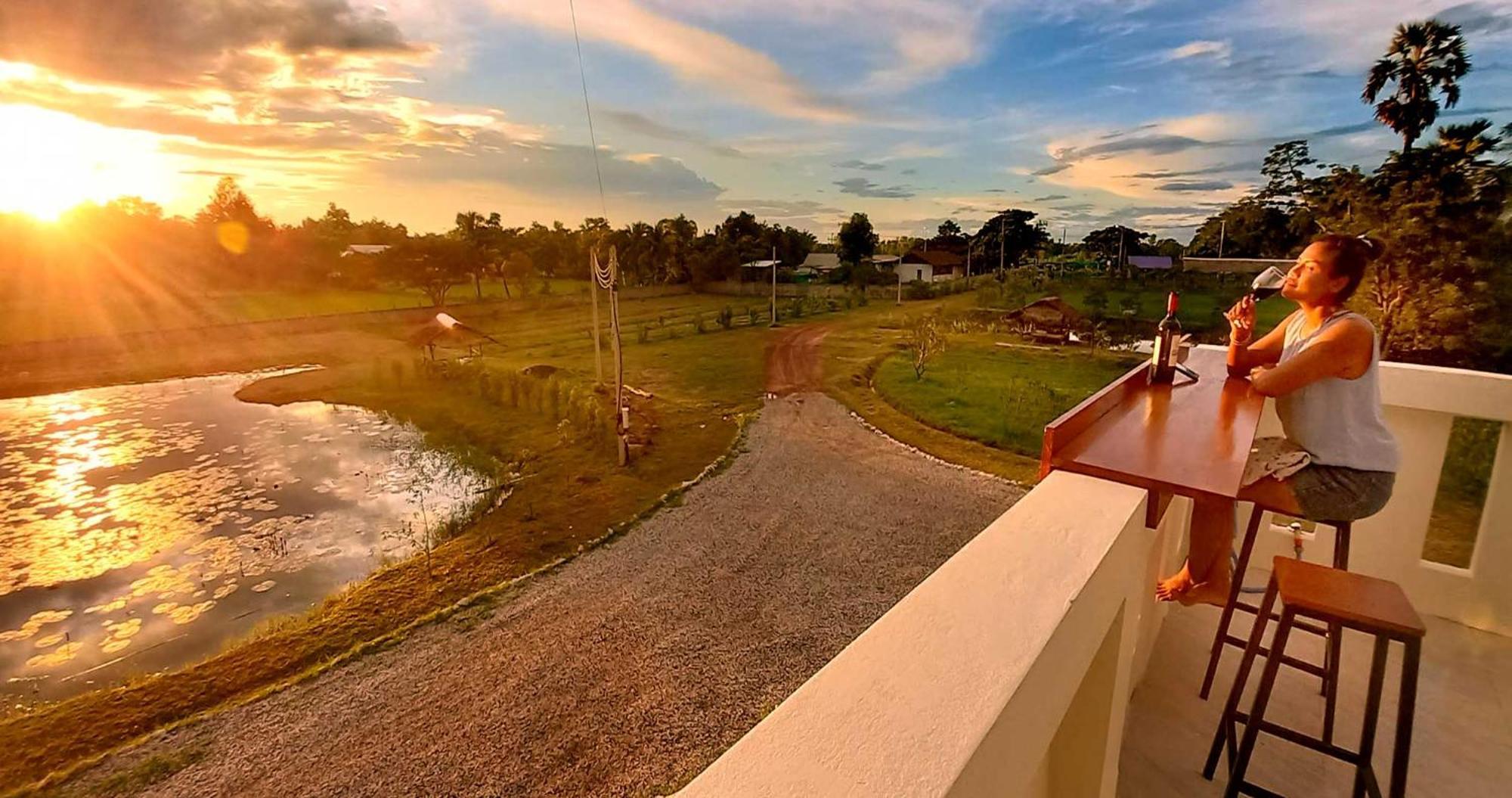 Bua Daeng Homestay Resort Kumphawapi Eksteriør bilde