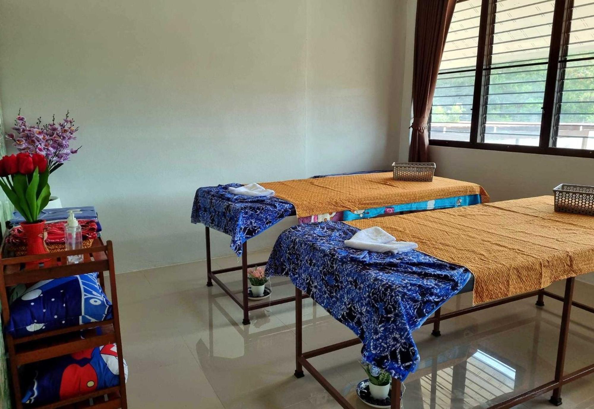 Bua Daeng Homestay Resort Kumphawapi Eksteriør bilde