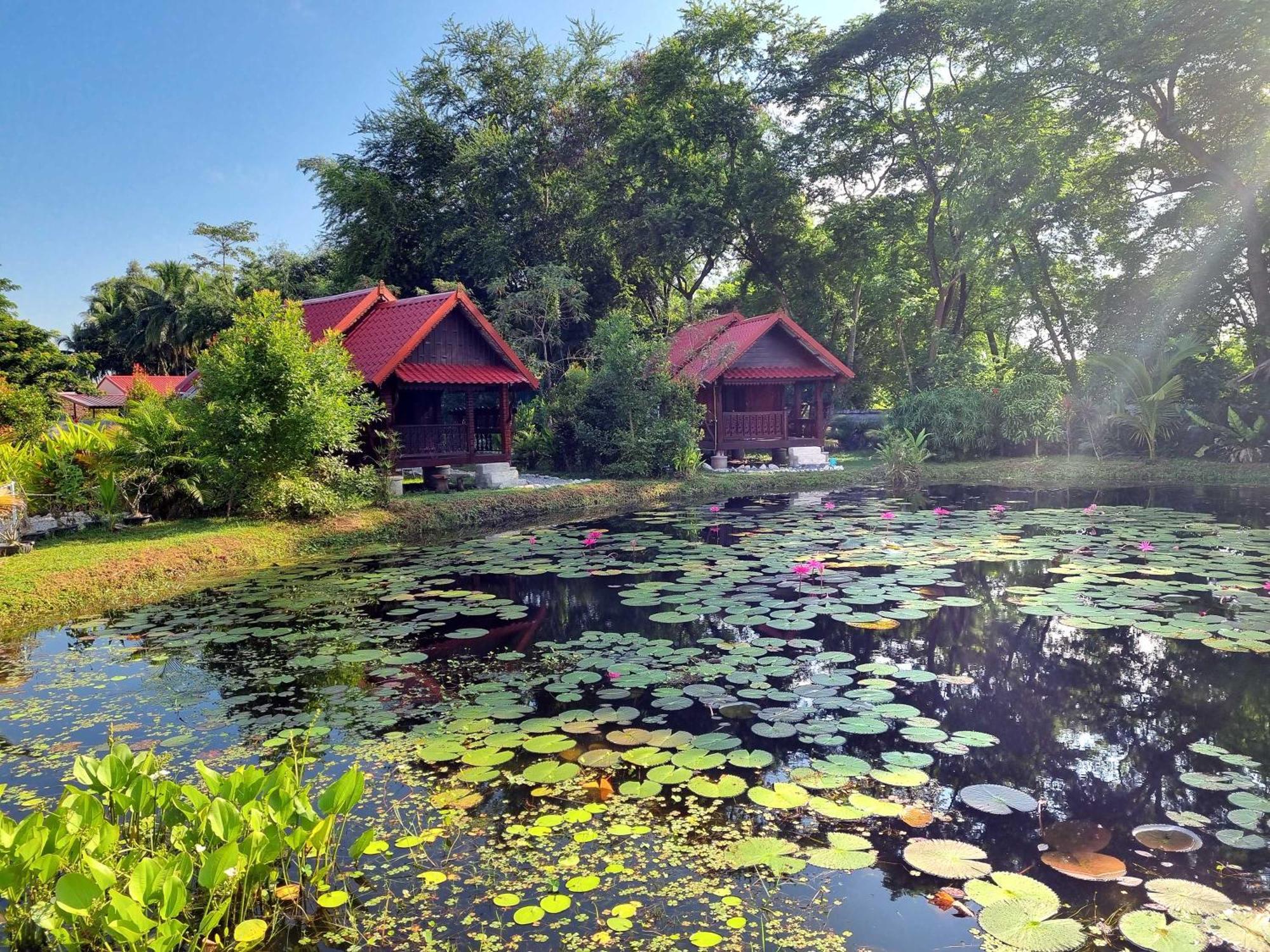 Bua Daeng Homestay Resort Kumphawapi Eksteriør bilde