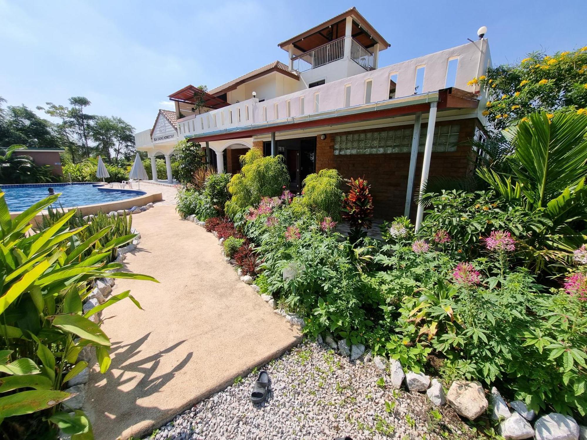 Bua Daeng Homestay Resort Kumphawapi Eksteriør bilde