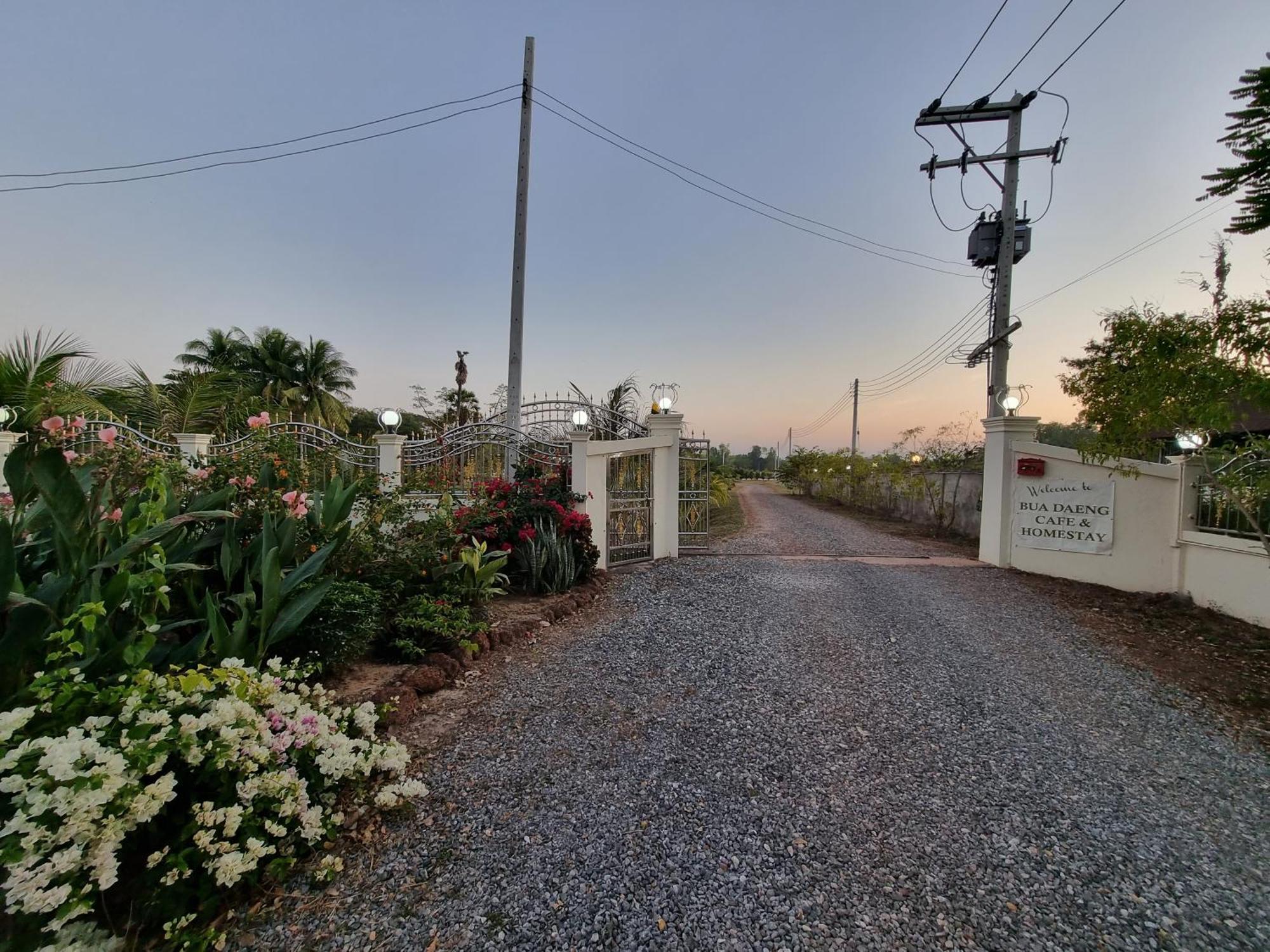 Bua Daeng Homestay Resort Kumphawapi Eksteriør bilde